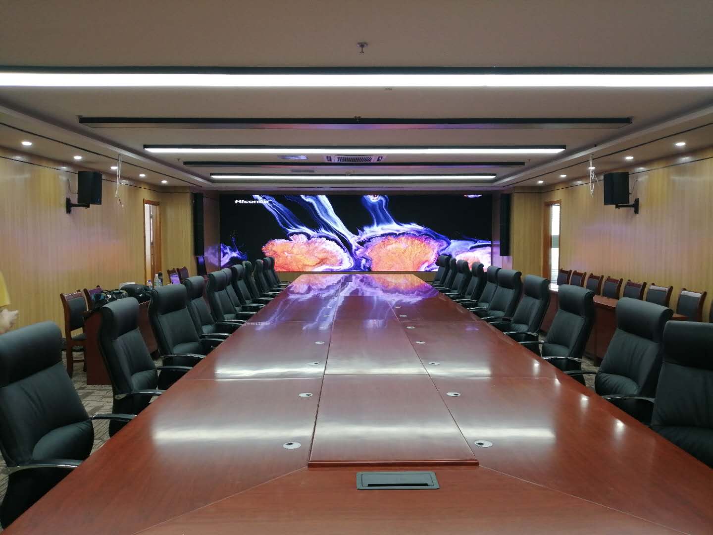 濰坊某事業(yè)單位音、視頻會(huì)議集成項(xiàng)目完工，會(huì)議辦公、音響系統(tǒng)、1.2小間距顯示系統(tǒng)完美融合